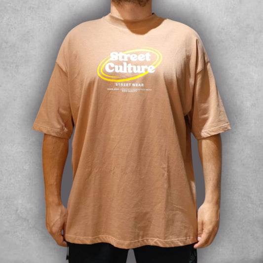 Diseñada para los amantes de la moda urbana, la Camiseta Oversize Stark Street Culture combina simplicidad y carácter en una sola prenda. Su mensaje directo y su silueta oversize la hacen perfecta para marcar tendencia con un outfit cómodo, versátil y lleno de actitud.