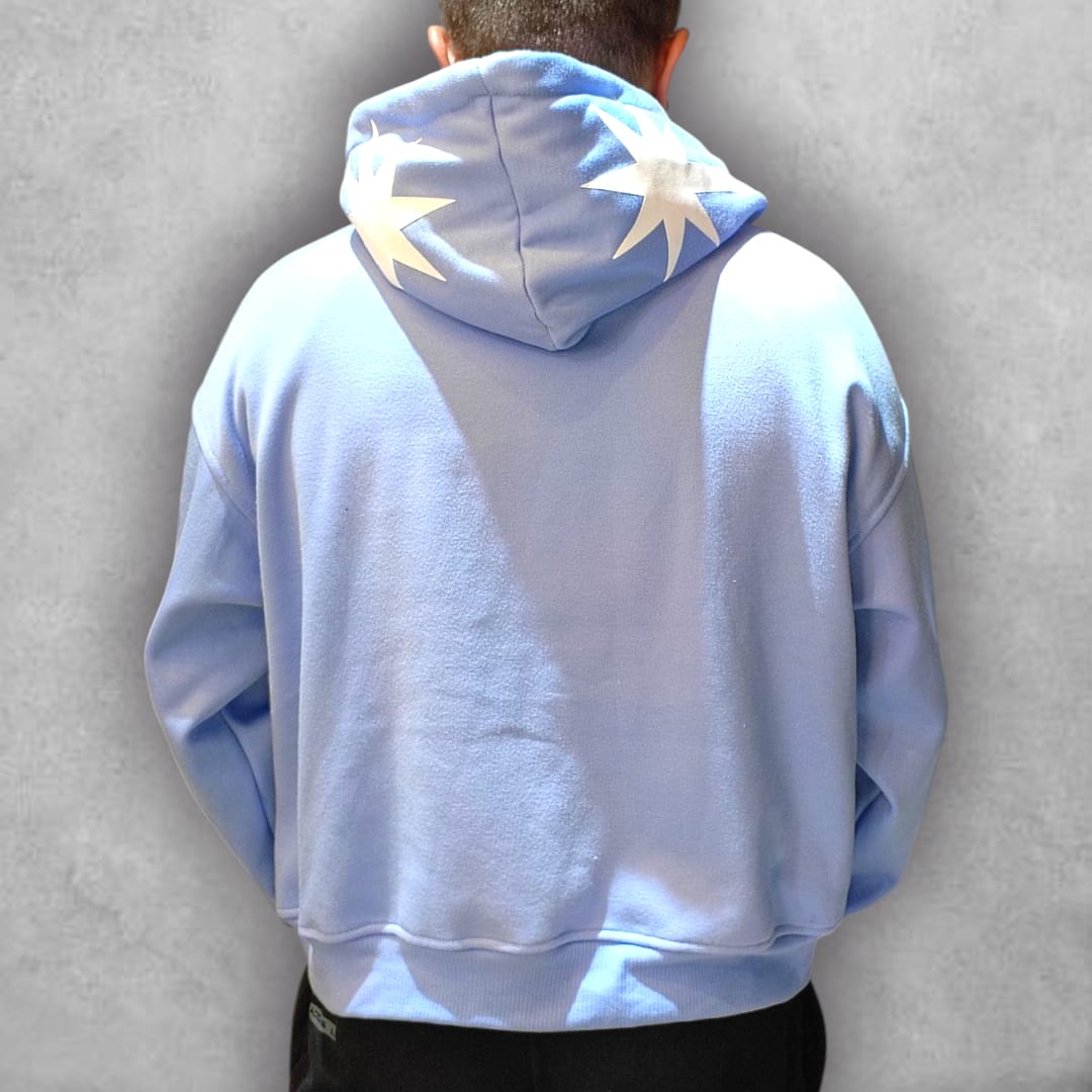 El Buzo Boxyfit F24 Hype Blue es la prenda ideal para marcar tendencia con sencillez y carácter. Su diseño oversize y su tono azul claro hacen que combine fácilmente en cualquier outfit, mientras que el logo frontal aporta un toque juvenil y auténtico.