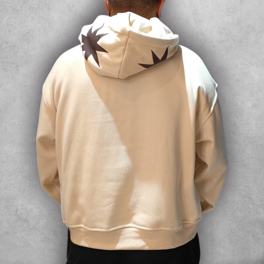 El Buzo Boxyfit F24 Hype Beige es una pieza imprescindible para quienes buscan un estilo casual pero cargado de actitud. Su diseño minimalista, con logo frontal en negro y fit oversize, lo convierte en un básico perfecto para marcar tendencia en la calle.