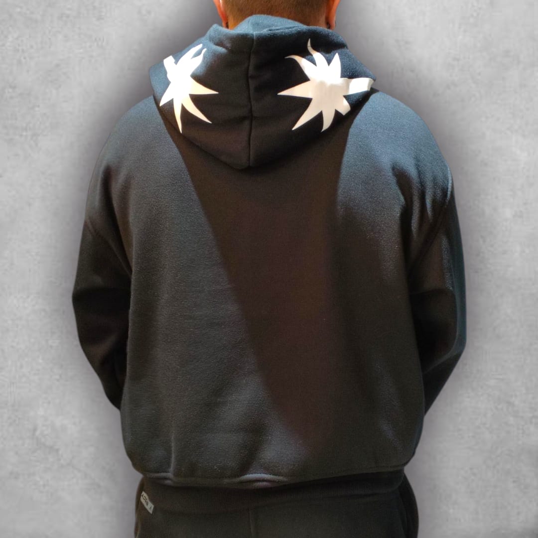 El Buzo Boxyfit F24 Hype Classic Black combina minimalismo y actitud en una sola pieza. Su diseño sobrio pero llamativo lo convierte en un esencial para cualquier outfit urbano, brindando comodidad y frescura sin perder el toque distintivo que marca tendencia.