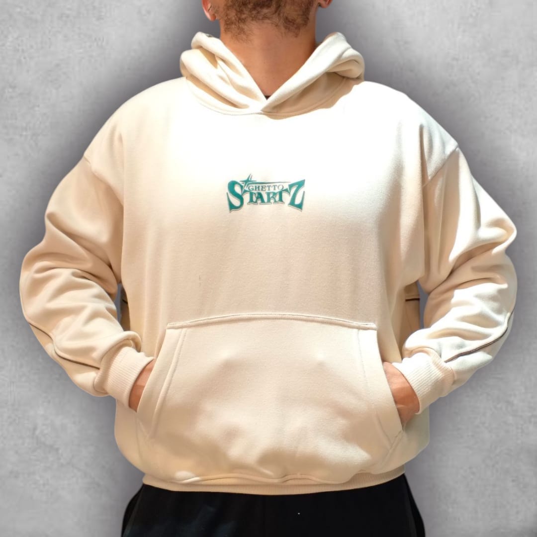 El Buzo Boxyfit F24 Starline Beige destaca por su sencillez con carácter. Su gráfica limpia y su tonalidad neutra lo convierten en un básico sofisticado, ideal para crear outfits urbanos con un aire fresco y contemporáneo.