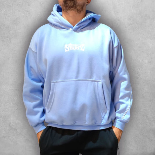 El Buzo Boxyfit F24 Starline Blue es la prenda perfecta para quienes buscan un estilo versátil y contemporáneo. Su color vibrante y su gráfica sencilla lo convierten en un básico imprescindible para outfits streetwear, aportando actitud sin perder comodidad.