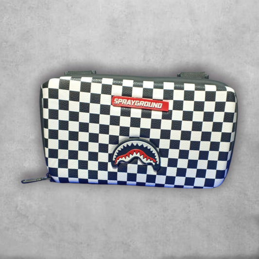 La Cangurera Sprayground es el accesorio definitivo para un look atrevido y moderno. Con un diseño gráfico impactante y materiales de alta calidad, esta pieza fusiona moda y practicidad, siendo perfecta para elevar cualquier outfit urbano con un toque distintivo.