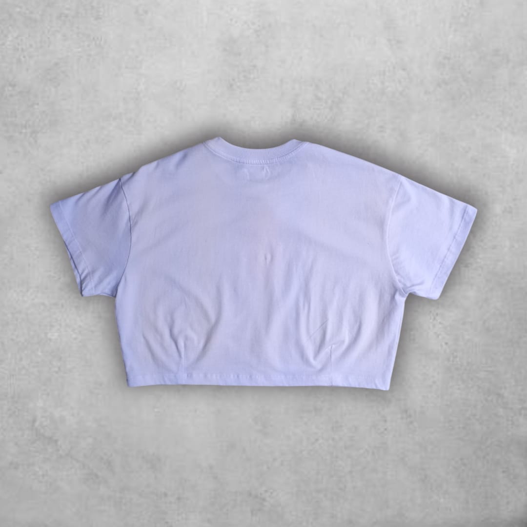 El Croptop Psycosize combina un diseño limpio y versátil con un ajuste moderno que resalta la silueta sin perder comodidad. Su confección de alta calidad y el detalle de etiqueta distintiva lo convierten en una pieza esencial para outfits urbanos y casuales con estilo auténtico.