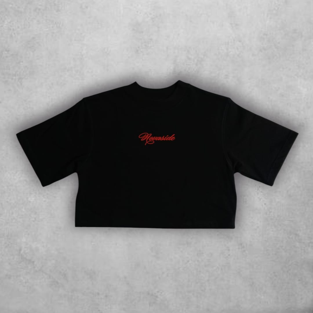 Exclusividad y estilo se encuentran en el Croptop Novaside Aura Collection, una prenda que mezcla inspiración artística con moda urbana de alto impacto. Perfecto para crear outfits audaces y diferentes.