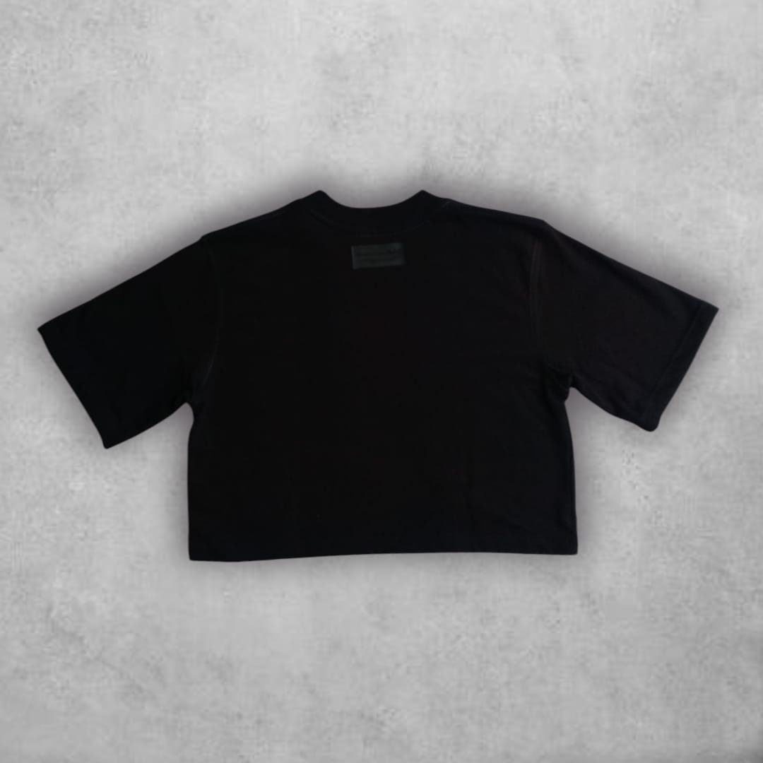 Con un diseño sobrio y atemporal, el Croptop Novaside Minimalismo Urbano se convierte en un esencial del streetwear, combinando comodidad y carácter en una prenda que no pasa desapercibida.