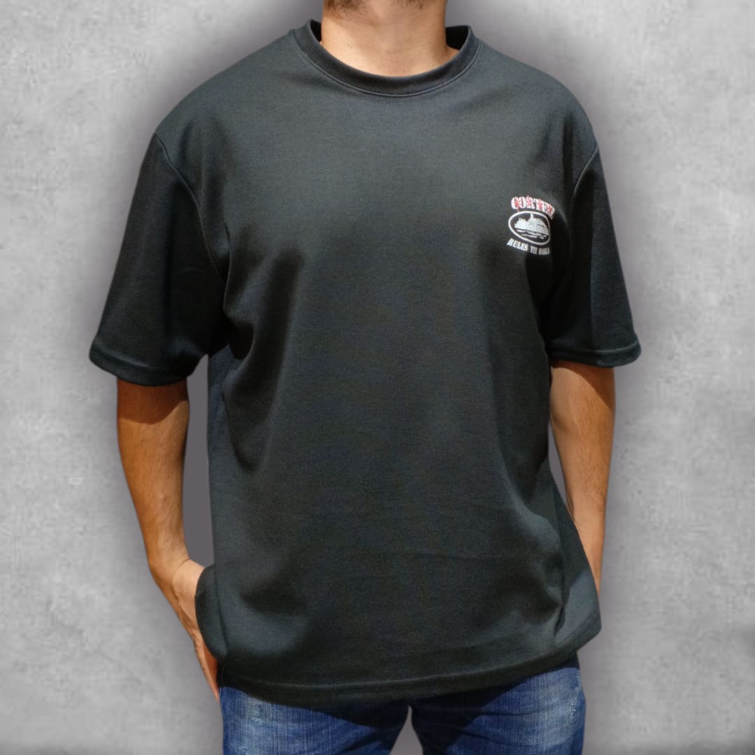 Potencia tu look con la Camiseta Cortez Oversize, una prenda con gráficos imponentes y diseño relajado que redefine la comodidad. Perfecta para marcar presencia en cualquier entorno urbano con un sello de autenticidad inconfundible.