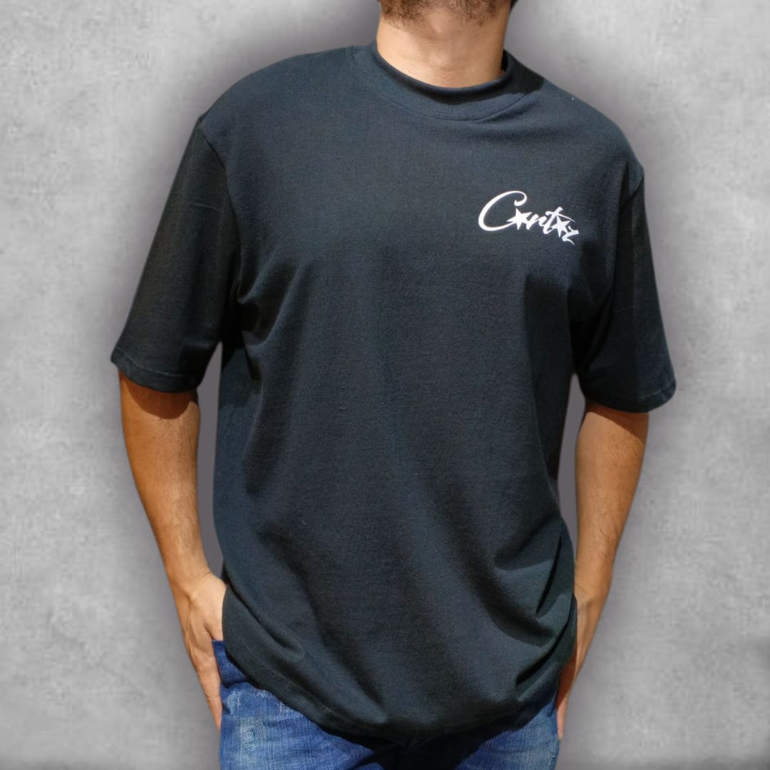 Diseñada para marcar tendencia, la Camiseta Cortez Oversize es ideal para crear outfits urbanos con carácter. Su estampado gráfico y su silueta oversized la convierten en una pieza versátil que aporta actitud y comodidad en cualquier ocasión.