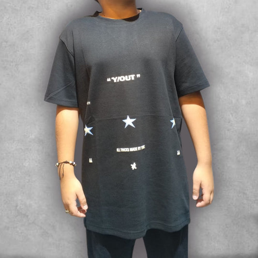 Redefine tu estilo con la camiseta semioversize Y/OUT. Su corte moderno y relajado te ofrece la máxima comodidad sin sacrificar el impacto visual. El audaz estampado trasero, "The Real Don't Die On God", junto a los gráficos de estrellas y la figura estilizada, te asegura destacar. Fabricada con materiales de alta calidad, es la elección ideal para el día a día o para hacer una declaración en tus eventos.