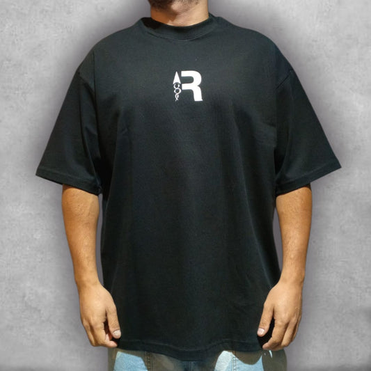 Lleva el universo en la espalda con la Camiseta Oversize Rise – Gravity Defier Edition. Perfecta para quienes buscan un estilo que hable de propósito, esta prenda combina el confort del fit oversize con un gráfico que simboliza la superación: la figura que se escapa de la gravedad. El texto motivacional te impulsa a la acción. Es la mezcla ideal de diseño cósmico y mensaje de vida para tu guardarropa urbano.