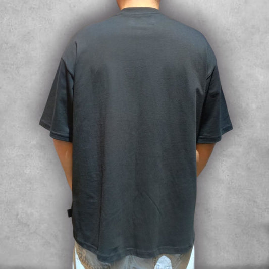 Descubre la fusión perfecta de diseño y confort con la Camiseta Oversize Rise – Ascent Edition. Su silueta relajada y su color negro atemporal la convierten en un básico versátil, mientras que el distintivo logo "Rise" en el pecho, con su efecto degradado azul-verde, añade un toque de energía y originalidad. Ideal para quienes buscan una prenda con carácter que se adapte a cualquier estilo urbano, esta camiseta te inspira a alcanzar nuevas alturas con su mensaje subliminal de constante crecimiento.