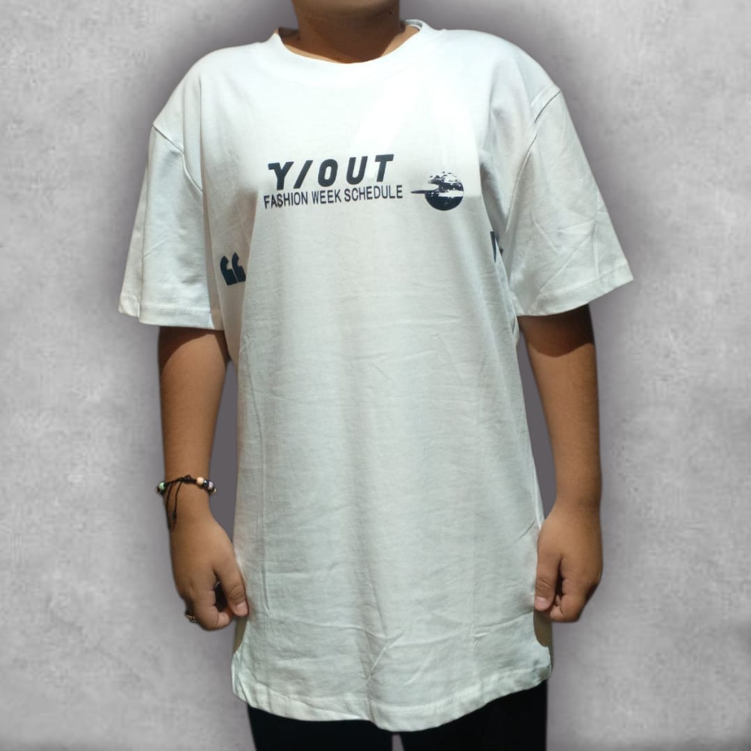 Despega hacia el estilo definitivo con nuestra Camiseta Semioversize Y/OUT – Cosmo Fashion Edition. Un diseño innovador donde la figura de un astronauta se fusiona con un moderno "Fashion Week Schedule" y detalles vibrantes. El blanco puro de la camiseta realza los gráficos, creando un contraste dinámico. Con su corte semioversize, esta prenda te ofrece un ajuste contemporáneo y una comodidad superior, perfecta para lucir en cualquier ocasión y demostrar tu pasión por la moda y lo cósmico.