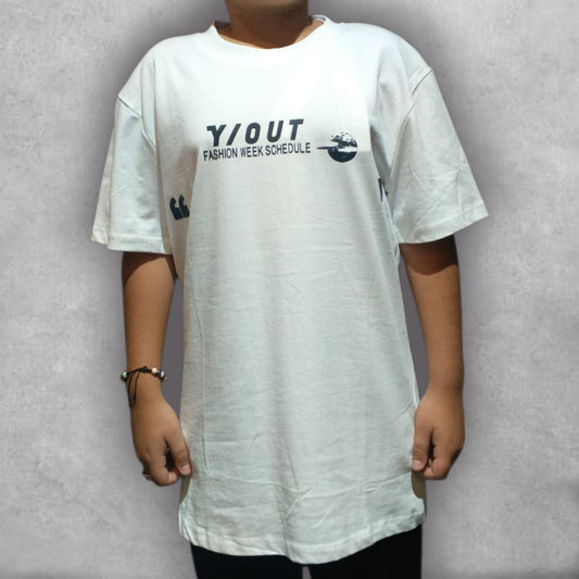 Despega hacia el estilo definitivo con nuestra Camiseta Semioversize Y/OUT – Cosmo Fashion Edition. Un diseño innovador donde la figura de un astronauta se fusiona con un moderno "Fashion Week Schedule" y detalles vibrantes. El blanco puro de la camiseta realza los gráficos, creando un contraste dinámico. Con su corte semioversize, esta prenda te ofrece un ajuste contemporáneo y una comodidad superior, perfecta para lucir en cualquier ocasión y demostrar tu pasión por la moda y lo cósmico.