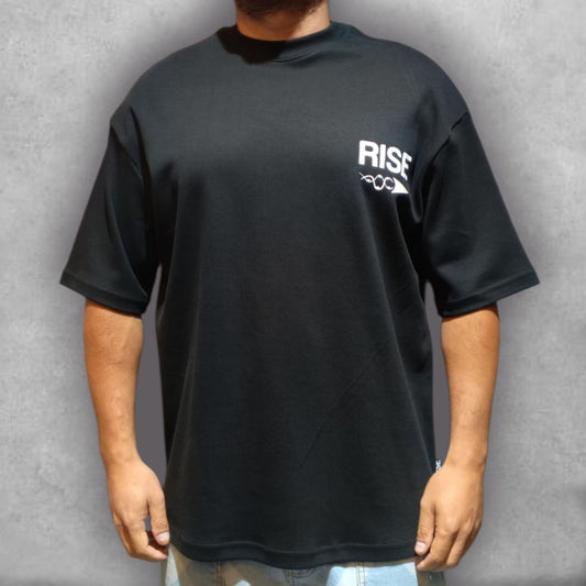 Siente el fuego de la transformación con la Camiseta Oversize Rise – Phoenix Aura Edition. Más que una camiseta negra, es un símbolo de superación. El gráfico central, vibrante en tonos naranjas y blancos, captura la figura del ascenso, inspirada en la fuerza del fénix. El ajuste oversize te brinda total comodidad y el estilo que demanda la cultura urbana. Viste tu determinación y un mensaje claro de que siempre hay que levantarse.