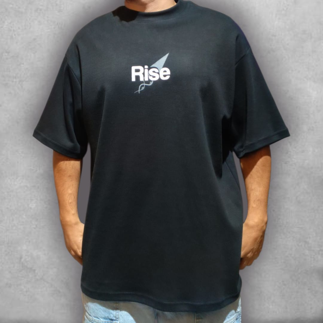 Consigue la ligereza del estilo con la Camiseta Oversize Rise – Freedom Flight Edition. Esta prenda negra de ajuste oversize es el lienzo perfecto para el gráfico minimalista de dos palomas, que representa la conexión y el movimiento ascendente. Es la camiseta ideal para un look relajado, ofreciendo una comodidad superior sin renunciar a un diseño que comunica tranquilidad y propósito. Una pieza esencial para elevar tus básicos urbanos.