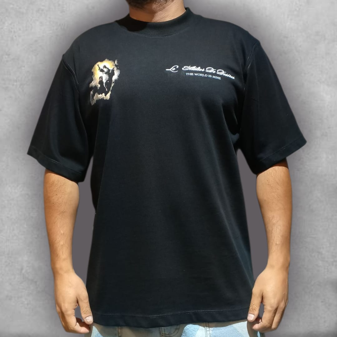 Captura la grandeza del estudio con la Camiseta Oversize Le Atelier – World Is Mine Edition. El diseño, que incluye la tipografía "Design Studio" y el nombre "Le Atelier De Désirs", evoca la energía de un taller creativo. Su ajuste oversize te ofrece una silueta moderna y relajada. Con su gráfica dramática y sus poderosos mensajes sobre el deseo y la inspiración, esta camiseta es una pieza fundamental para un guardarropa que exige atención.