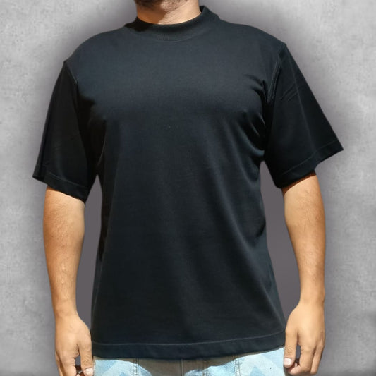 Esta es la Camiseta Oversize Le Atelier – Genesis Dream Edition, una pieza que celebra el origen de la inspiración. Con el ajuste oversize que prefieres, combina el confort del streetwear con un gráfico trasero digno de una galería. La imagen del niño recibiendo el don divino, junto con la tipografía fluida de "Le Atelier De Désirs", convierten esta camiseta negra en un lienzo de ambición y arte. Ideal para destacar con una prenda que comunica un mensaje poderoso y una estética sofisticada.