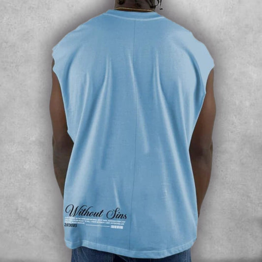 Esta es la Camisilla Oversize Stark – Without Sins Edition, una prenda que te hará pecar de estilo. Su fit oversize y la ausencia de mangas la hacen perfecta para un look veraniego o deportivo. El gráfico central del cupido alado, en contraste con el color azul pálido, es una declaración artística. Es la camisilla ideal para quienes saben que el verdadero arte está en la contradicción: lucir celestial mientras conquistas la calle.