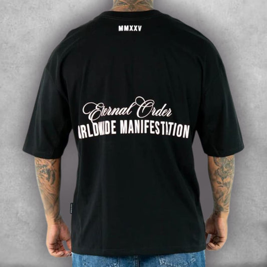 Esta es la Camiseta Oversize Stark – Eternal Order Edition, una pieza que celebra la visión inmortal. El fit oversize es perfecto para un look relajado. El gráfico central, con su estética de bajorrelieve clásico y la corona de laurel superior, transforma esta camiseta en una declaración de diseño artístico. El mensaje "Eternal Order" en la base resalta la atemporalidad del estilo, creando una prenda ideal para un guardarropa que valora la profundidad y la comodidad.