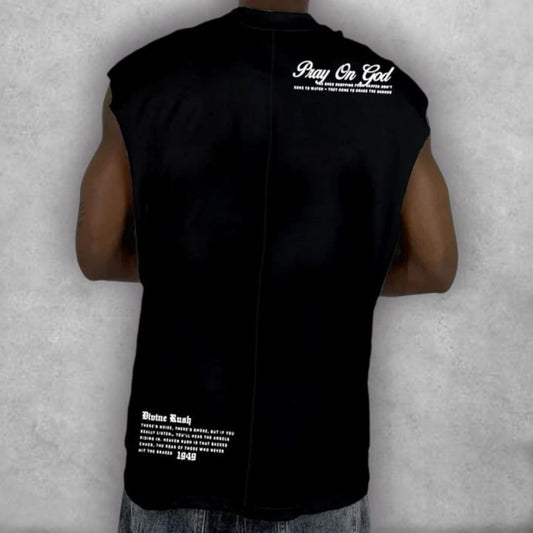 Esta es la Camisilla Oversize Stark – Heaven Rush Edition, una pieza que te invita a perseguir lo extraordinario. El ajuste oversize ofrece la máxima comodidad y ventilación, perfecto para el clima cálido o el gimnasio. El gráfico de la figura clásica en éxtasis, acompañado por el nombre "Heaven Rush", transforma esta camisilla en una declaración audaz sobre la ambición y la espiritualidad. Es la opción ideal para un look urbano que comunica estilo y profundidad.