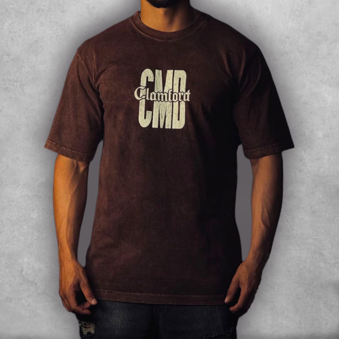 Esta es la Camiseta Semioversize Clamford – Broken Beauty Edition, una pieza que celebra la fuerza en la fragilidad. El fit semioversize es perfecto para un look moderno y desenfadado. El gráfico central del rostro clásico partido y la tipografía vertical y horizontal de la marca convierten esta camiseta en un lienzo de diseño contemporáneo y audaz. Es la opción ideal para un guardarropa que valora el arte que cuestiona y la comodidad de un estilo único.