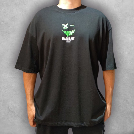 Con un arte urbano cargado de personalidad, la Camiseta Oversize Stark Radiant Smile se convierte en el centro de cualquier outfit. Su gráfica en la espalda aporta un toque vibrante y provocador, perfecta para destacar en la calle y reflejar autenticidad en cada look.