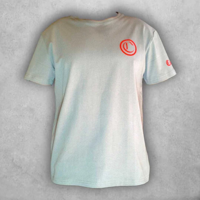 Camiseta semioversize con un motivo de ángeles celestiales y lettering elegante en rojo.