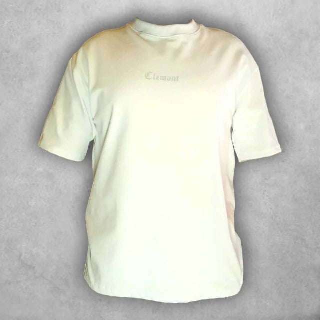 Minimalismo con historia: El contraste entre la ilustración detallada y el logo dominante crea una prenda imponente y sofisticada.