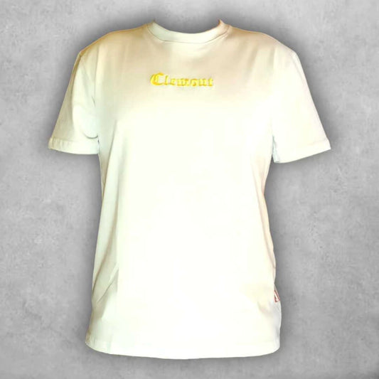 Clásico con un giro moderno: Clemont reinventa una escena bíblica con una propuesta visual audaz, donde las líneas barrocas y los colores vivos contrastan con la base blanca.