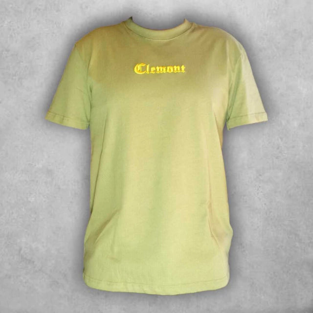 Clásico y contemporáneo en fusión visual: La silueta relajada y el diseño barroco se combinan para crear una prenda con espíritu libre y estética cuidada.