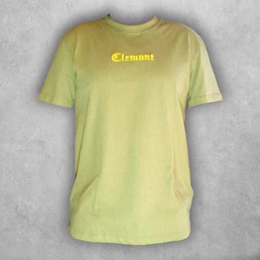 Clásico y contemporáneo en fusión visual: La silueta relajada y el diseño barroco se combinan para crear una prenda con espíritu libre y estética cuidada.