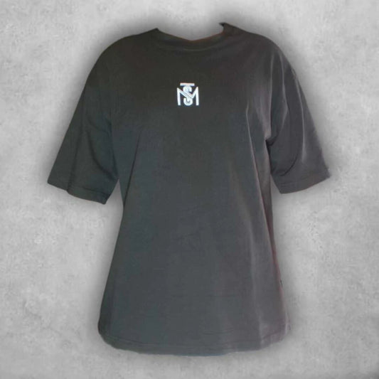 Para mentes inquietas y espíritus libres. Esta camiseta con gráfico espacial eleva tu outfit y tu vibra