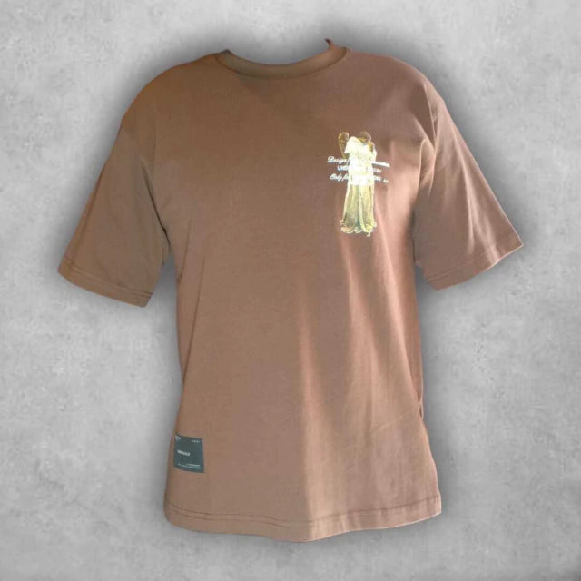 Una prenda que evoca calma, profundidad y conexión. Perfecta para quienes encuentran belleza en los detalles y poder en los símbolos.