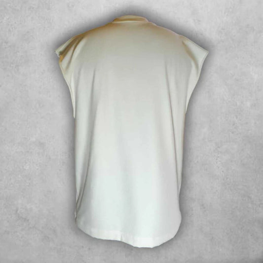 Una prenda imprescindible en tu armario. Su diseño básico pero moderno te permite crear combinaciones infinitas, sin perder comodidad ni estilo.