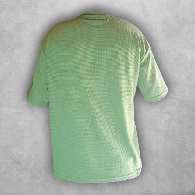 Hecha con un material de alta calidad, esta camiseta destaca por su suavidad al tacto y su capacidad para absorber la humedad. La costura reforzada y bien acabada garantiza un ajuste perfecto y una larga vida útil