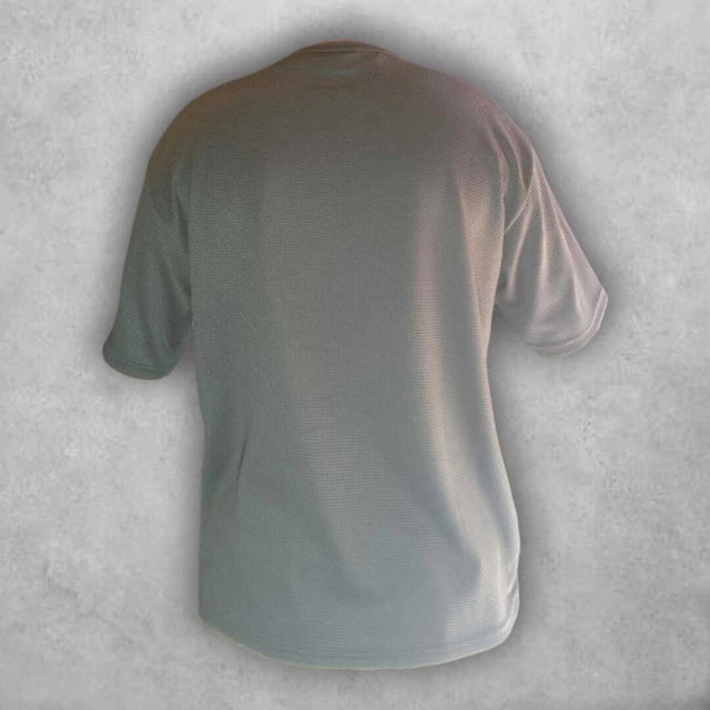 Hecha con un material de alta calidad, esta camiseta destaca por su suavidad al tacto y su capacidad para absorber la humedad. La costura reforzada y bien acabada garantiza un ajuste perfecto y una larga vida útil