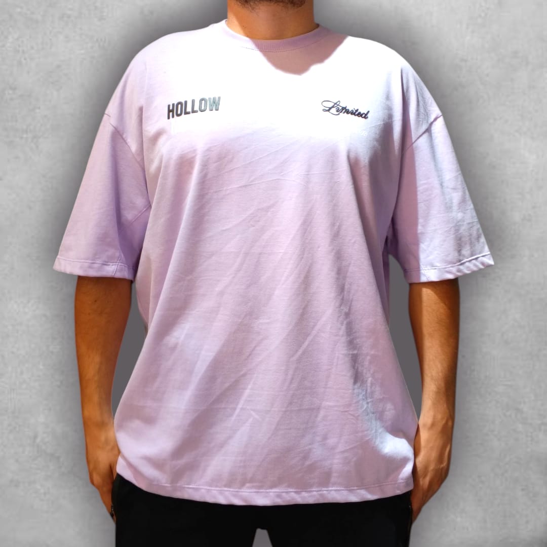 Inspirada en la mezcla entre lo divino y lo rebelde, la Camiseta Oversize Stark Hollow Mercy se convierte en un statement de moda urbana. Su gráfica en blanco y negro con toques dramáticos la hace una pieza inconfundible, perfecta para destacar en cualquier outfit con personalidad y carácter.