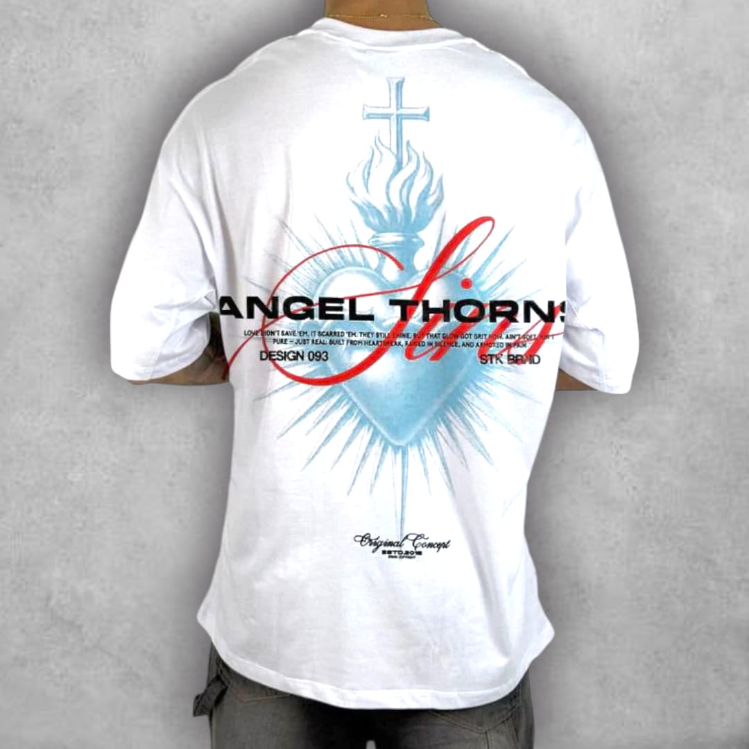 Con un arte inspirado en lo divino y lo simbólico, la Camiseta Oversize Stark Angel Thorn transmite fuerza y estilo. Su gráfica en tonos celestes y detalles intensos crean una prenda llamativa, perfecta para quienes buscan destacar con un look auténtico y lleno de personalidad.