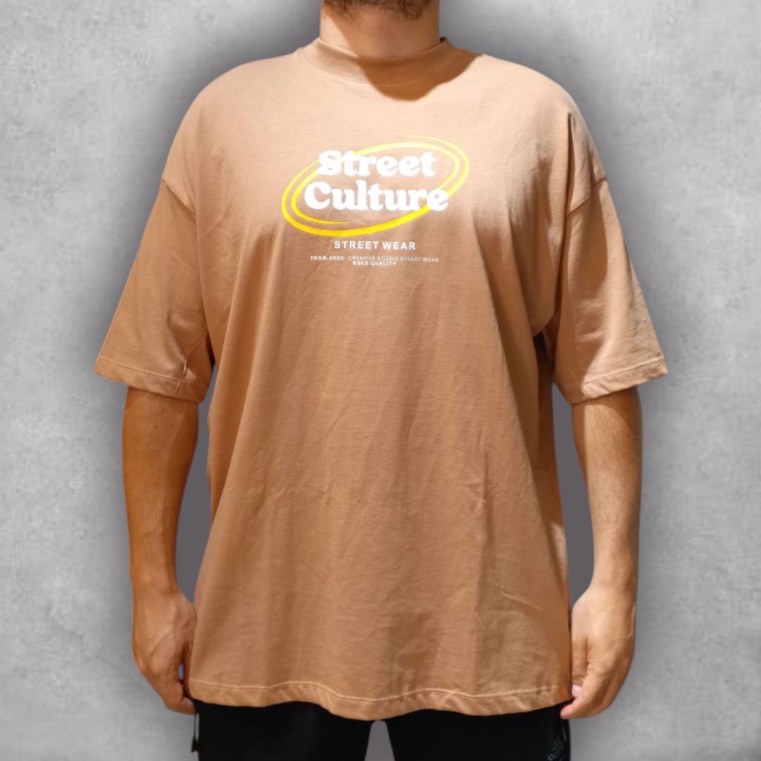Diseñada para los amantes de la moda urbana, la Camiseta Oversize Stark Street Culture combina simplicidad y carácter en una sola prenda. Su mensaje directo y su silueta oversize la hacen perfecta para marcar tendencia con un outfit cómodo, versátil y lleno de actitud.