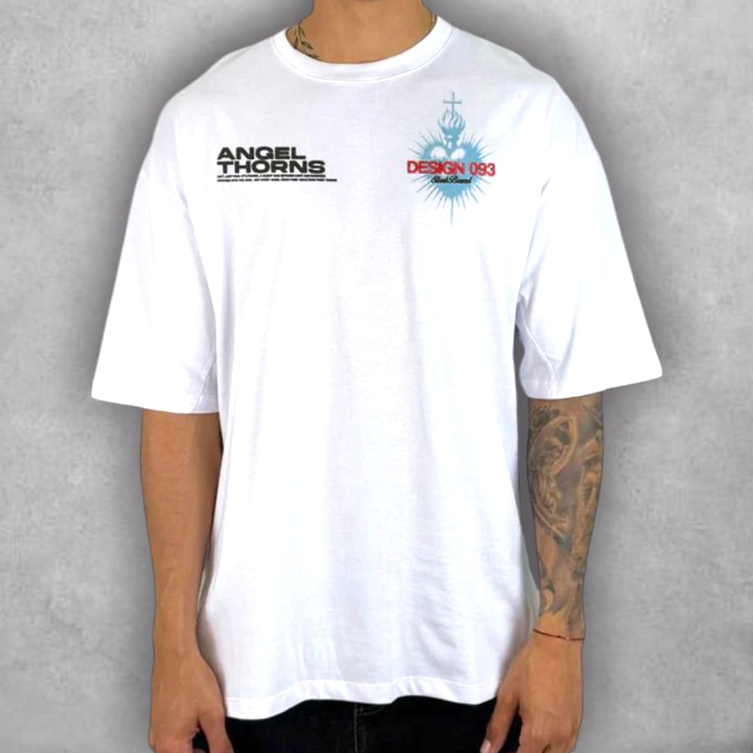 Con un arte inspirado en lo divino y lo simbólico, la Camiseta Oversize Stark Angel Thorn transmite fuerza y estilo. Su gráfica en tonos celestes y detalles intensos crean una prenda llamativa, perfecta para quienes buscan destacar con un look auténtico y lleno de personalidad.