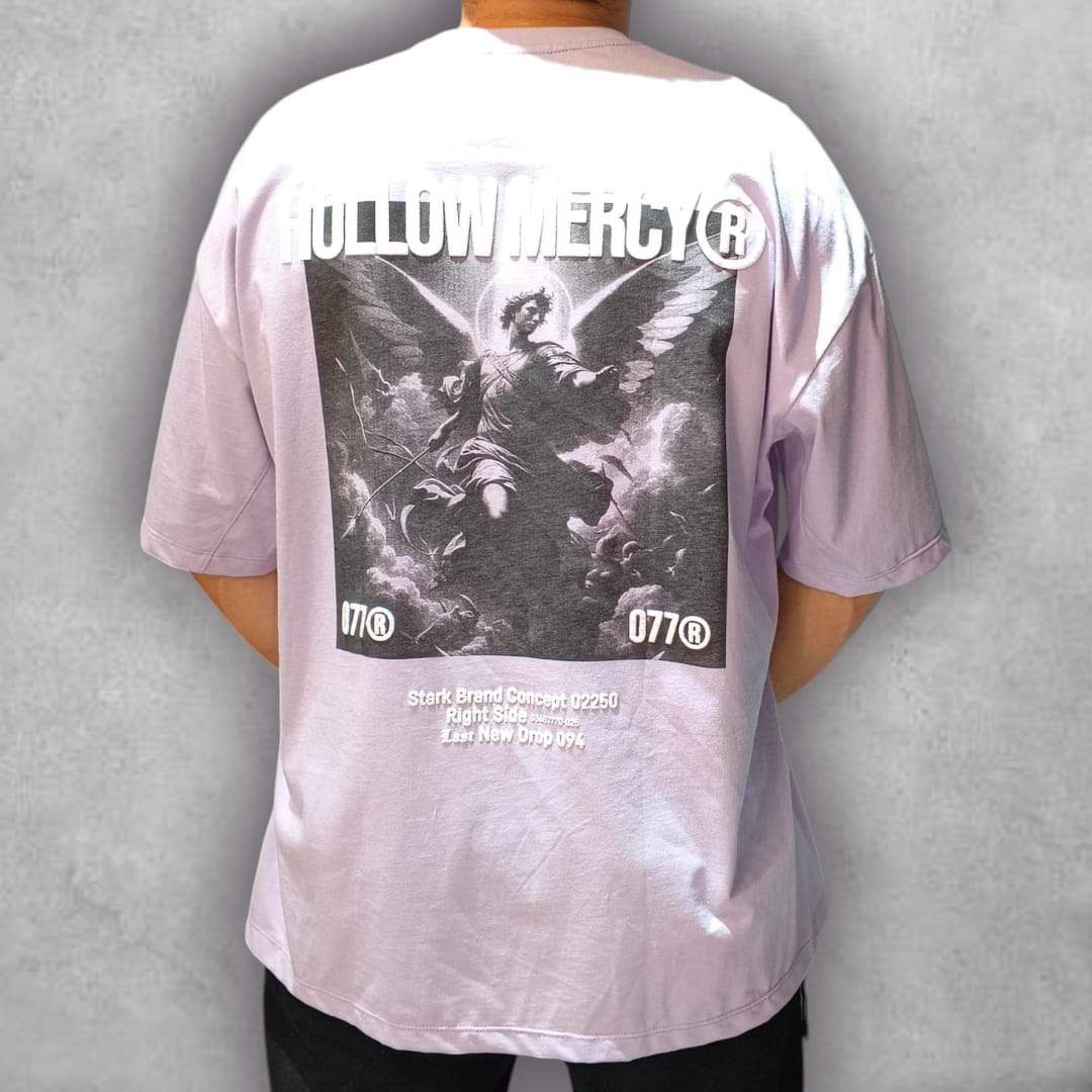 Inspirada en la mezcla entre lo divino y lo rebelde, la Camiseta Oversize Stark Hollow Mercy se convierte en un statement de moda urbana. Su gráfica en blanco y negro con toques dramáticos la hace una pieza inconfundible, perfecta para destacar en cualquier outfit con personalidad y carácter.