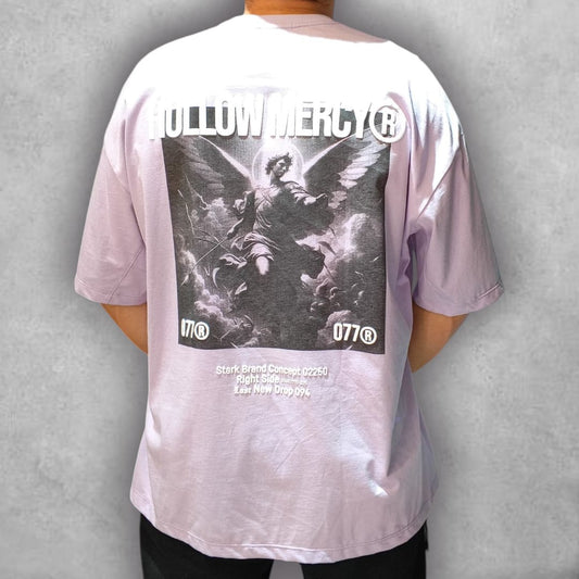 Inspirada en la mezcla entre lo divino y lo rebelde, la Camiseta Oversize Stark Hollow Mercy se convierte en un statement de moda urbana. Su gráfica en blanco y negro con toques dramáticos la hace una pieza inconfundible, perfecta para destacar en cualquier outfit con personalidad y carácter.
