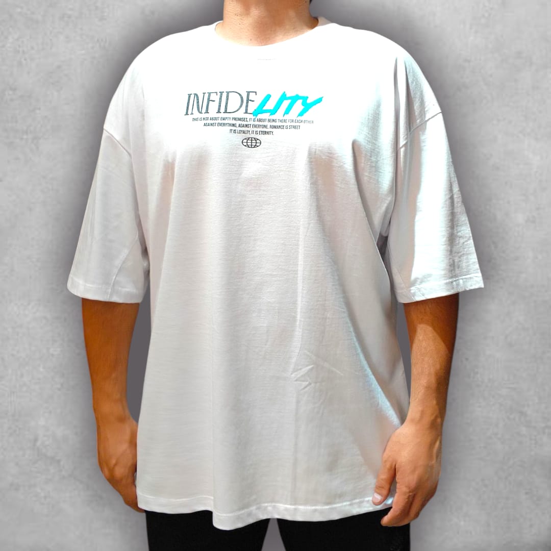 La Camiseta Oversize Stark destaca por su arte impactante y su silueta relajada. Su diseño gráfico, inspirado en lo divino y lo auténtico, convierte esta pieza en una declaración de estilo que no pasa desapercibida. Perfecta para elevar tu outfit con personalidad.