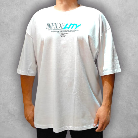 La Camiseta Oversize Stark destaca por su arte impactante y su silueta relajada. Su diseño gráfico, inspirado en lo divino y lo auténtico, convierte esta pieza en una declaración de estilo que no pasa desapercibida. Perfecta para elevar tu outfit con personalidad.