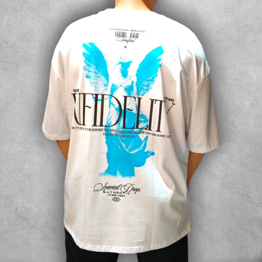 La Camiseta Oversize Stark destaca por su arte impactante y su silueta relajada. Su diseño gráfico, inspirado en lo divino y lo auténtico, convierte esta pieza en una declaración de estilo que no pasa desapercibida. Perfecta para elevar tu outfit con personalidad.