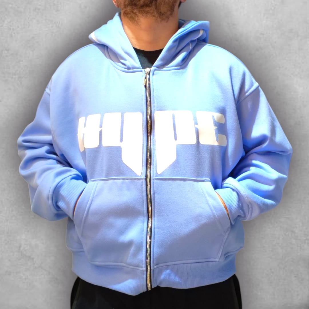 El Buzo Boxyfit F24 Hype Blue es la prenda ideal para marcar tendencia con sencillez y carácter. Su diseño oversize y su tono azul claro hacen que combine fácilmente en cualquier outfit, mientras que el logo frontal aporta un toque juvenil y auténtico.