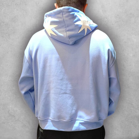 El Buzo Boxyfit F24 Hype Blue es la prenda ideal para marcar tendencia con sencillez y carácter. Su diseño oversize y su tono azul claro hacen que combine fácilmente en cualquier outfit, mientras que el logo frontal aporta un toque juvenil y auténtico.