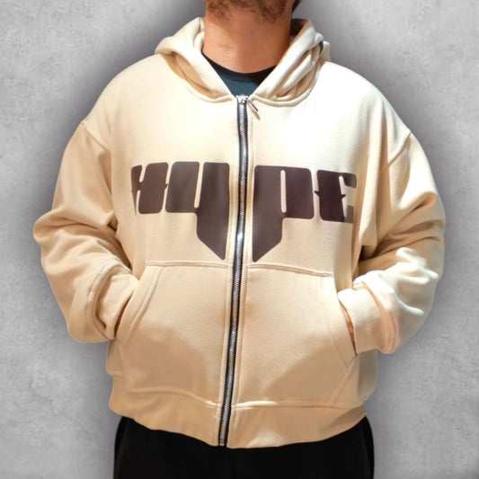 El Buzo Boxyfit F24 Hype Beige es una pieza imprescindible para quienes buscan un estilo casual pero cargado de actitud. Su diseño minimalista, con logo frontal en negro y fit oversize, lo convierte en un básico perfecto para marcar tendencia en la calle.