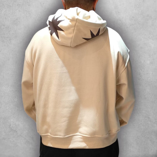 El Buzo Boxyfit F24 Hype Beige es una pieza imprescindible para quienes buscan un estilo casual pero cargado de actitud. Su diseño minimalista, con logo frontal en negro y fit oversize, lo convierte en un básico perfecto para marcar tendencia en la calle.