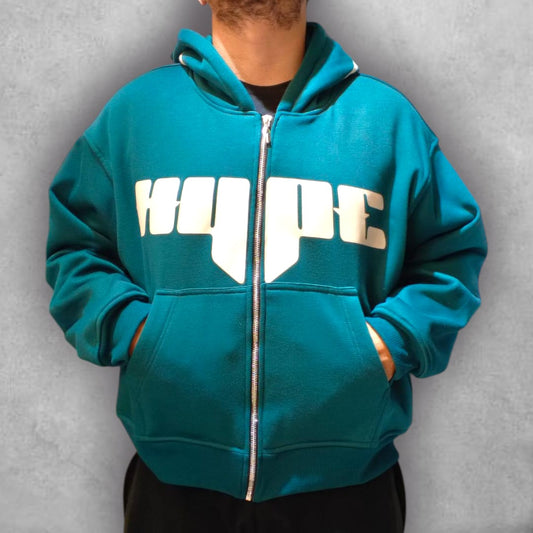 El Buzo Boxyfit F24 Hype Teal es la elección perfecta para quienes buscan destacar con frescura. Su diseño minimalista pero impactante, acompañado de un color atrevido y un fit amplio, lo convierte en una pieza esencial para elevar cualquier outfit urbano con personalidad.